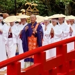 　「布橋灌頂会」で白装束とすげがさを身に着け、目隠しをして橋を渡る女性たち＝２７日午前、富山県立山町