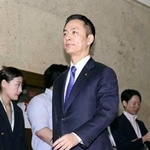 　民主改革の会の後藤国対委員長との会談に向かう自民党の村井国対委員長＝２５日、国会