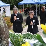 　御嶽山噴火の犠牲者の追悼式で献花し、手を合わせる遺族ら＝２７日午後、長野県王滝村（代表撮影）