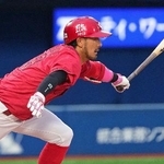 　９回広島１死二、三塁、菊池が中前に決勝の２点打を放つ＝横浜