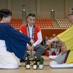　高知のお座敷遊び「はし拳」の全日本選手権大会＝２７日午後、高知市