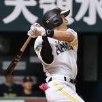 　５回ソフトバンク２死一、三塁、柳田が左翼線に適時二塁打を放つ＝みずほペイペイドーム