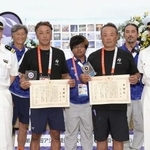 　鳥羽海上保安部から感謝状を贈られたサーフィン競技関係者の今西淳樹さん（中央右）と長沢規史さん（同左）＝２７日午後、愛知県田原市