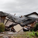 　地震で倒壊したまま残る建物＝２７日午後、熊本県氷川町