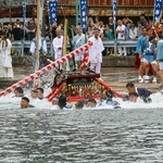 　勝浦八幡神社の例大祭で行われた、男たちがみこしごと海へ入る豪快な神事＝２７日午後、和歌山県那智勝浦町