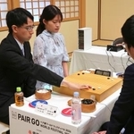 　「ペア碁」イベントの対局に臨む一力遼九段（左）と藤沢里菜七段のペア＝２７日、名古屋市