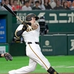 　２回巨人２死満塁、泉口が右翼線に走者一掃の先制二塁打を放つ＝東京ドーム