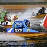 　優勝戦１周目２マークを回る１着の宮之原輝紀（手前）＝ボートレース若松