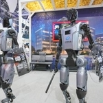 　「世界ロボット大会」で披露された中国国営企業が開発した治安維持ロボット＝８月、北京（共同）