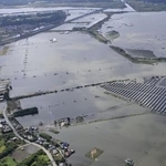 　千葉県・印旛沼の堤防が決壊し冠水した民家などの周辺地域＝２４日