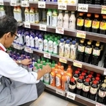 　スーパーのしょうゆ売り場＝２５日、名古屋市のヤマナカ松原店