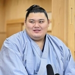 　優勝から一夜明け、記者会見する横綱大の里＝２８日、茨城県阿見町の二所ノ関部屋