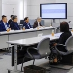 　原爆資料館で開かれた混雑対策などを議論する有識者懇談会＝２８日午前、広島市中区
