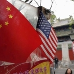 　北京市内の土産物店に掲げられた中国と米国の国旗（共同）