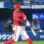 　７回広島１死二塁、菊池が左中間に勝ち越しの適時二塁打を放つ＝横浜