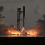 　米南部テキサス州の拠点施設からブースターで打ち上げられる、大型宇宙船「スターシップ」＝２８、スターベース（ロイター＝共同）