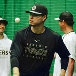 　室内練習場で調整する阪神・佐藤＝甲子園