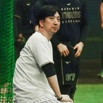 　室内練習場で全体練習を見守る阪神・藤川監督＝甲子園