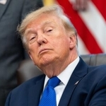 　ホワイトハウスで記者団の取材に応えるトランプ大統領＝２８日、ワシントン（ＡＰ＝共同）
