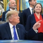 　ホワイトハウスで取材に応えるトランプ大統領＝２８日、ワシントン（ＡＰ＝共同）