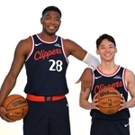 　クリッパーズのユニホーム姿を披露する八村塁（左）と河村勇輝＝２８日、ロサンゼルス近郊（ロイター＝共同）