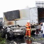 　国道３５７号交差点でトラックと衝突し、炎上した乗用車＝２９日午前８時１５分、千葉市中央区