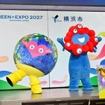 　国際園芸博覧会（花博）の半年前イベントに登場した、公式マスコットキャラクター「トゥンクトゥンク」（左）と大阪・関西万博の「ミャクミャク」＝２９日午前、横浜市