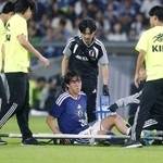 　２８日のベネズエラ戦で負傷交代する熊坂（下）＝エディオンピースウイング広島