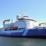 　海洋研究開発機構へ引き渡される北極域研究船「みらい２」＝１４日、横浜市鶴見区（海洋研究開発機構、ジャパンマリンユナイテッド提供）