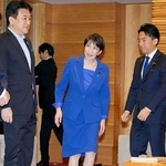 　閣議に臨む高市首相（右から２人目）ら＝２９日午前、首相官邸