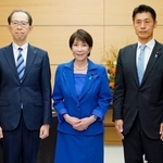　福島県の内堀雅雄知事（左）と面会し、撮影に応じる高市首相。右は細野復興相＝２９日午前、首相官邸