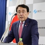 　記者会見する赤沢経産相＝２９日午前、経産省
