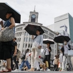 　東京・銀座を歩く人たち＝７月