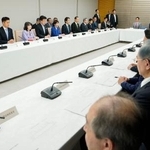 　首相官邸で開かれた月例経済報告等に関する関係閣僚会議＝２９日午後