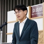 　記者会見する奈良県の山下真知事＝２９日午前、奈良県庁