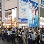 　２０２５年９月、阪神タイガースがセ・リーグ優勝を決め、大阪・道頓堀で警備に当たる大勢の警察官