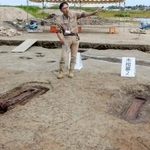 　笠原南遺跡で出土した乳幼児サイズの木棺２基＝２５日、滋賀県守山市