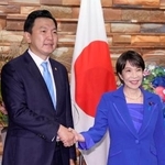 　会談前に握手する高市首相（右）とモンゴルのオチラル首相＝２９日午後、首相官邸