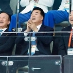 　女子高飛び込み決勝を観戦する北朝鮮の金日国体育相（中央）＝２９日、東京都江東区の東京アクアティクスセンター