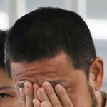 　移送される杉田裕希容疑者＝２９日午後３時４０分ごろ、成田空港