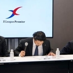 　記者会見で謝罪する日本社会人アメリカンフットボール協会の西村大介理事長（中央）ら＝２９日、東京都内