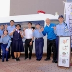 　「移動手話交番」の開所式で県立青森聾学校の生徒と記念写真に納まる青森県警の警察官ら＝２９日午後、青森市