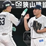 　２回、２ランを放った長谷川（左）を迎える西武先発の平良＝ベルーナドーム