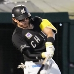 　６回ロッテ２死、山本が中越えに本塁打を放つ＝楽天モバイルパーク