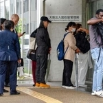 　大阪出入国在留管理局で申請のために列を作る外国人ら＝２９日、大阪市住之江区