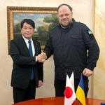 　ウクライナのステファンチュク最高会議議長（右）と握手する小野寺五典元防衛相＝２９日、ポーランド東部（共同）