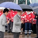 　熊本地震の被災地を見舞うため、羽田空港を出発される天皇、皇后両陛下＝３０日午前