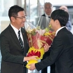 　沖縄県庁に初登庁し、花束を受け取る古謝玄太知事（左）＝３０日午前