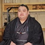 　新十両昇進が決まり、記者会見する旭富士＝３０日、東京都墨田区の伊勢ケ浜部屋