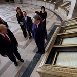 　米ワシントンの国立公文書館を見学するトランプ大統領（手前左）と中国の習近平国家主席（同右）ら＝９月２５日（ゲッティ＝共同）